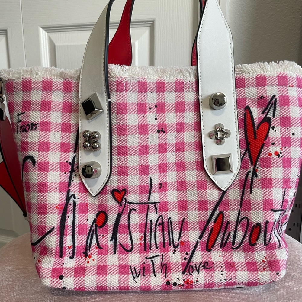 Christian Louboutin
Frangibus Viva Vichy Small With Love Graffiti Toile Tote Bag - Picture 5 of 13